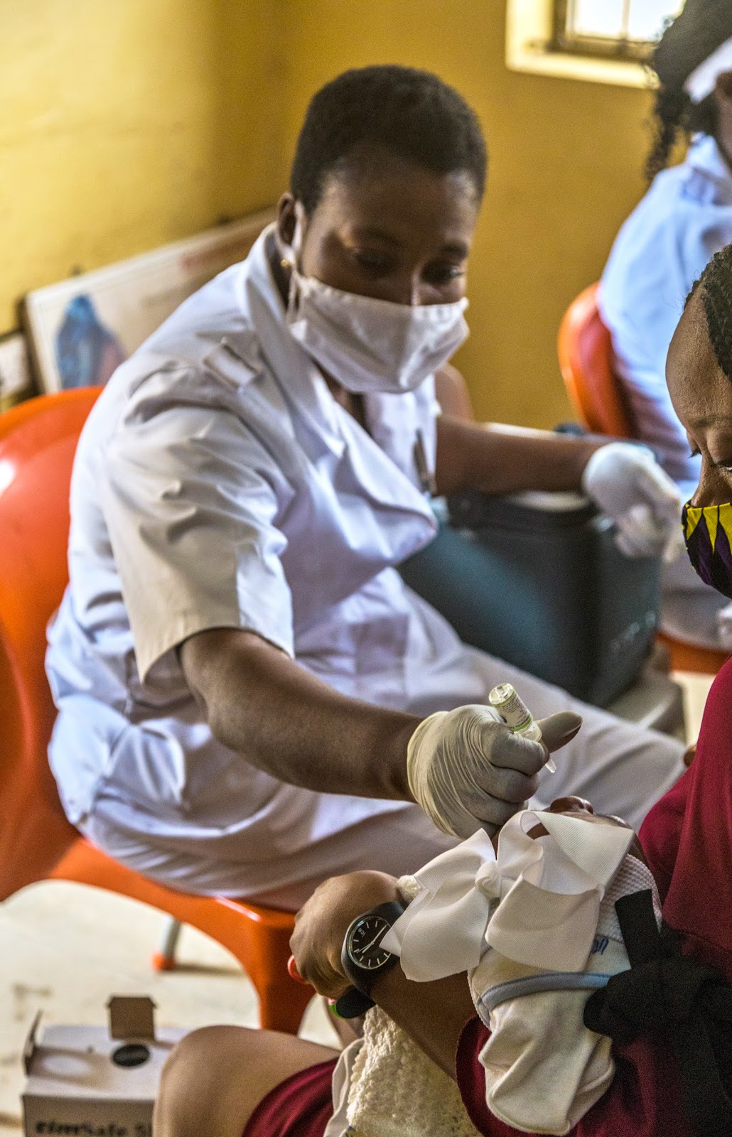 Odesanya Ayikulola vaccinates a child against polio