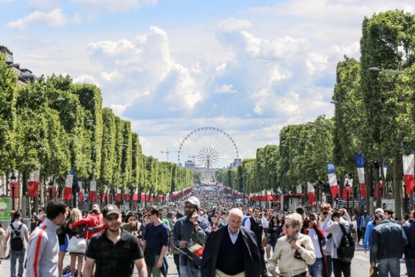 A parc full of people 